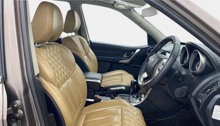 2018 Mahindra XUV500 W11 (O) AT, Diesel, Automatic, 55,415 km, Right Side Front Door Cabin