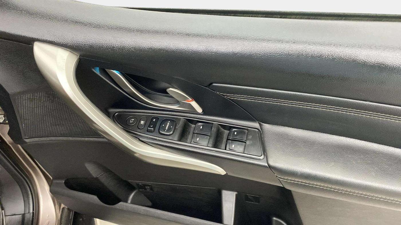 2018 Mahindra XUV500 W11 (O) AT, Diesel, Automatic, 55,415 km, Driver Side Door Panels Control
