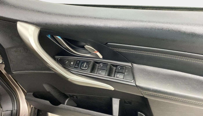 2018 Mahindra XUV500 W11 (O) AT, Diesel, Automatic, 55,415 km, Driver Side Door Panels Control