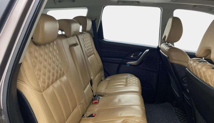 2018 Mahindra XUV500 W11 (O) AT, Diesel, Automatic, 55,415 km, Right Side Rear Door Cabin