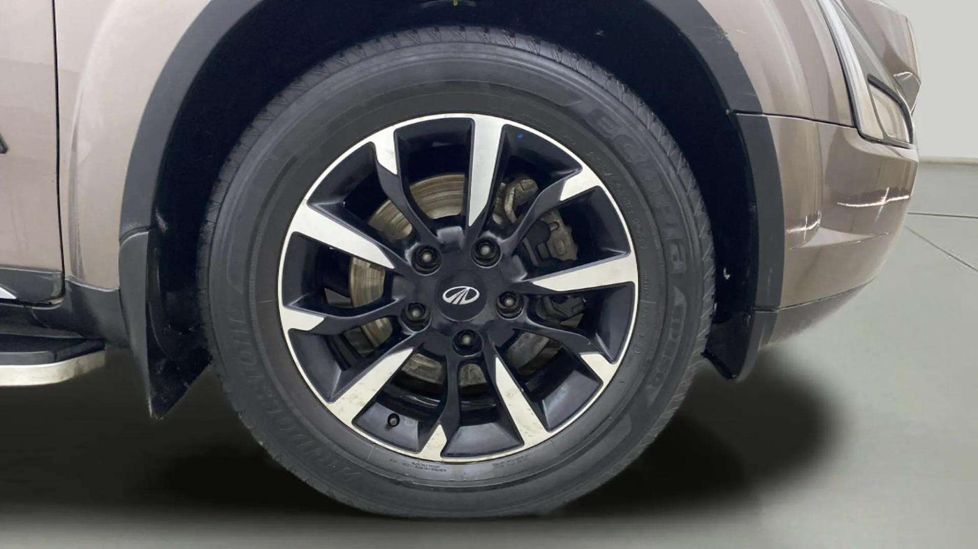 2018 Mahindra XUV500 W11 (O) AT, Diesel, Automatic, 55,415 km, Right Front Wheel