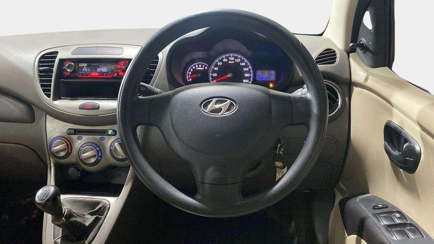 2016 Hyundai i10 MAGNA 1.1, Petrol, Manual, 39,044 km, Steering Wheel Close Up