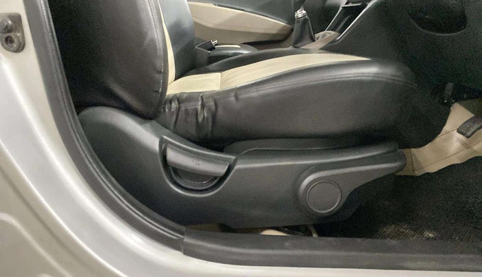 2015 Hyundai Xcent S (O) 1.2, Petrol, Manual, 79,743 km, Driver Side Adjustment Panel