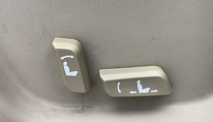 2015 Mahindra XUV500 W10, Diesel, Manual, 84,897 km, Driver Side Adjustment Panel
