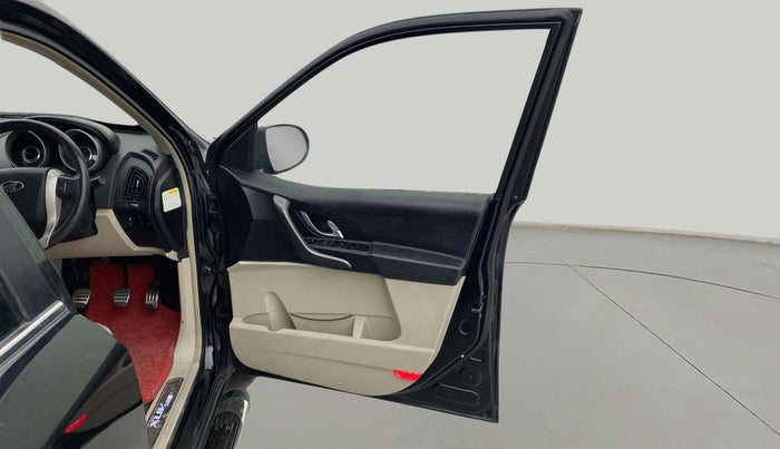 2015 Mahindra XUV500 W10, Diesel, Manual, 84,897 km, RHS Front Door