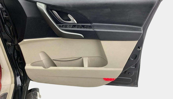 2015 Mahindra XUV500 W10, Diesel, Manual, 84,897 km, Driver Side Door Panels Control
