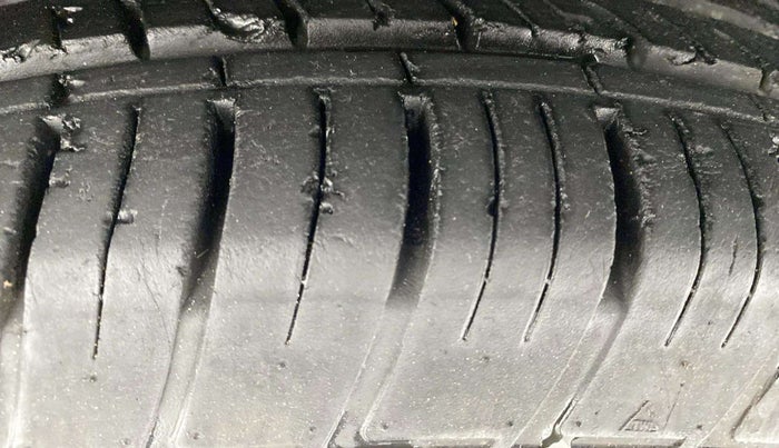 2015 Mahindra XUV500 W10, Diesel, Manual, 84,897 km, Left Front Tyre Tread