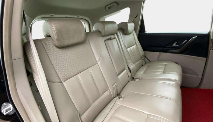 2015 Mahindra XUV500 W10, Diesel, Manual, 84,897 km, Right Side Rear Door Cabin