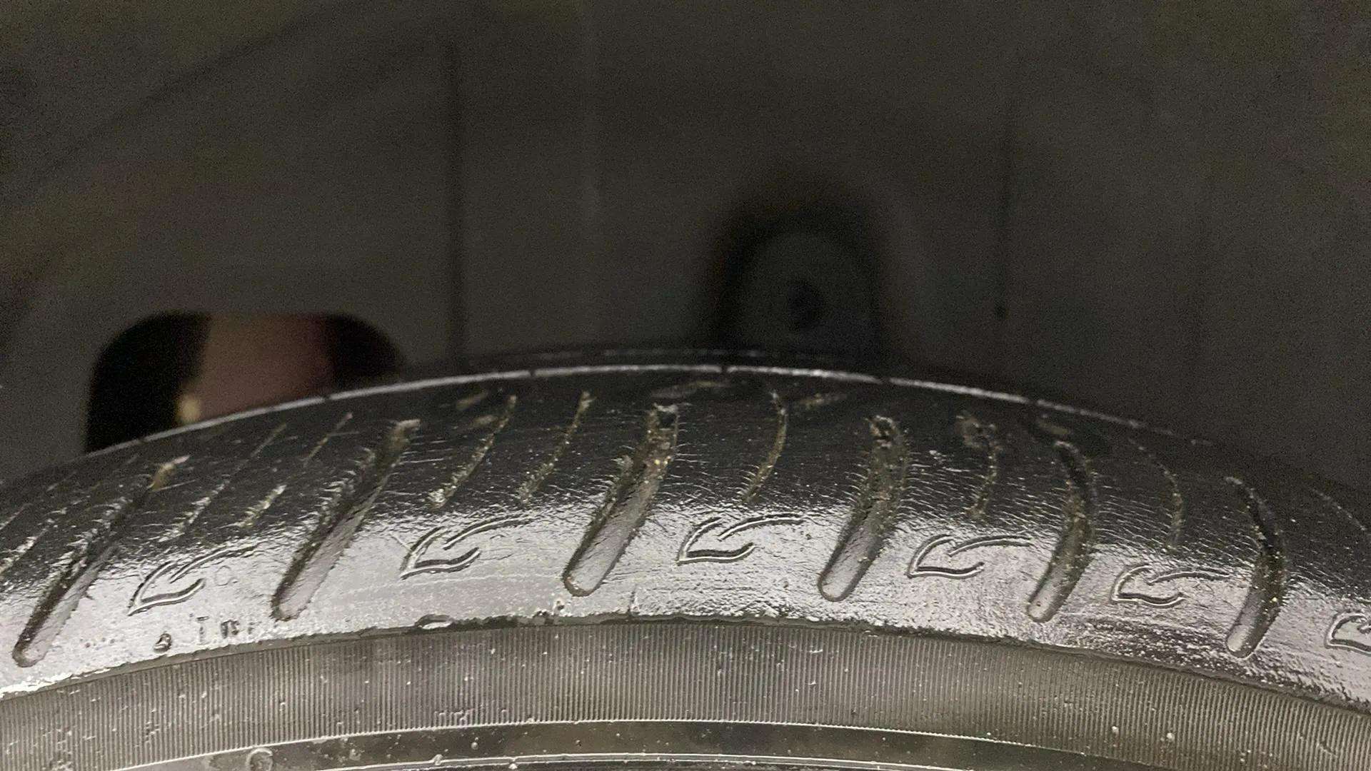 LHS-Rear-Tyre-Tread-21