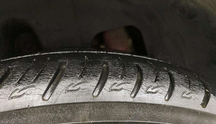 2021 Mahindra XUV300 W8 1.5 DIESEL, Diesel, Manual, 28,539 km, Right Rear Tyre Tread