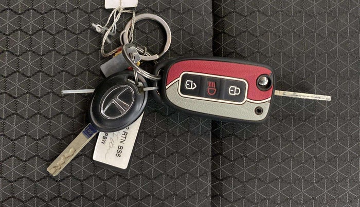 2022 Tata ALTROZ XE PLUS PETROL, Petrol, Manual, 23,665 km, Key Close Up