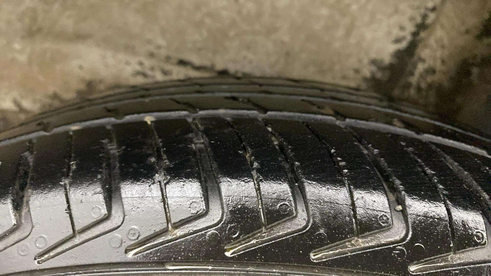 LHS-Rear-Tyre-Tread-21
