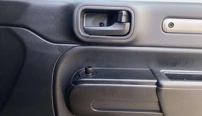 2021 Mahindra Thar LX PETROL HT 4WD AT, Petrol, Automatic, 38,532 km, Driver Side Door Panels Control