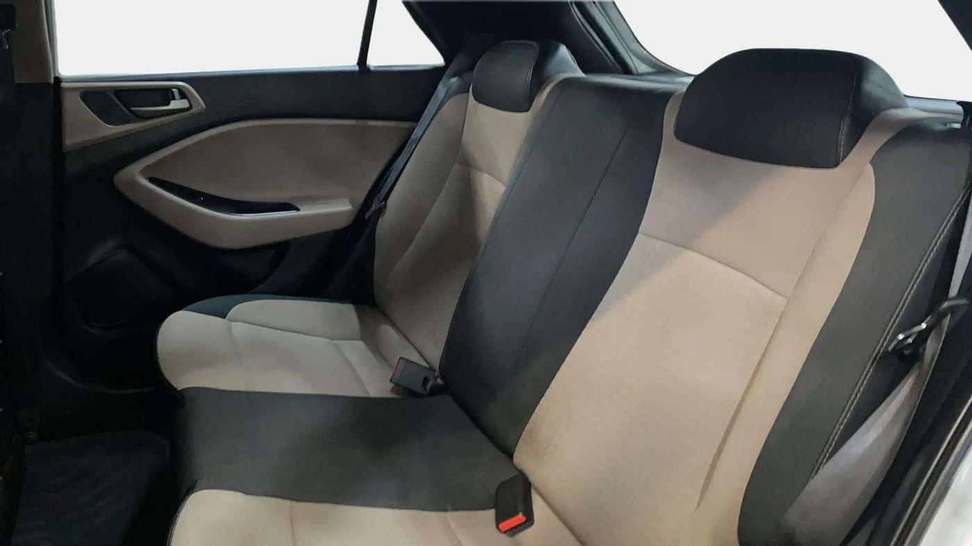 2016 Hyundai Elite i20 SPORTZ 1.2, Petrol, Manual, 32,629 km, Right Side Rear Door Cabin