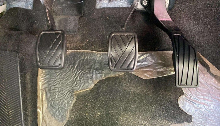 2022 Maruti BREZZA VXI SMART HYBRID, Petrol, Manual, 17,331 km, Pedals