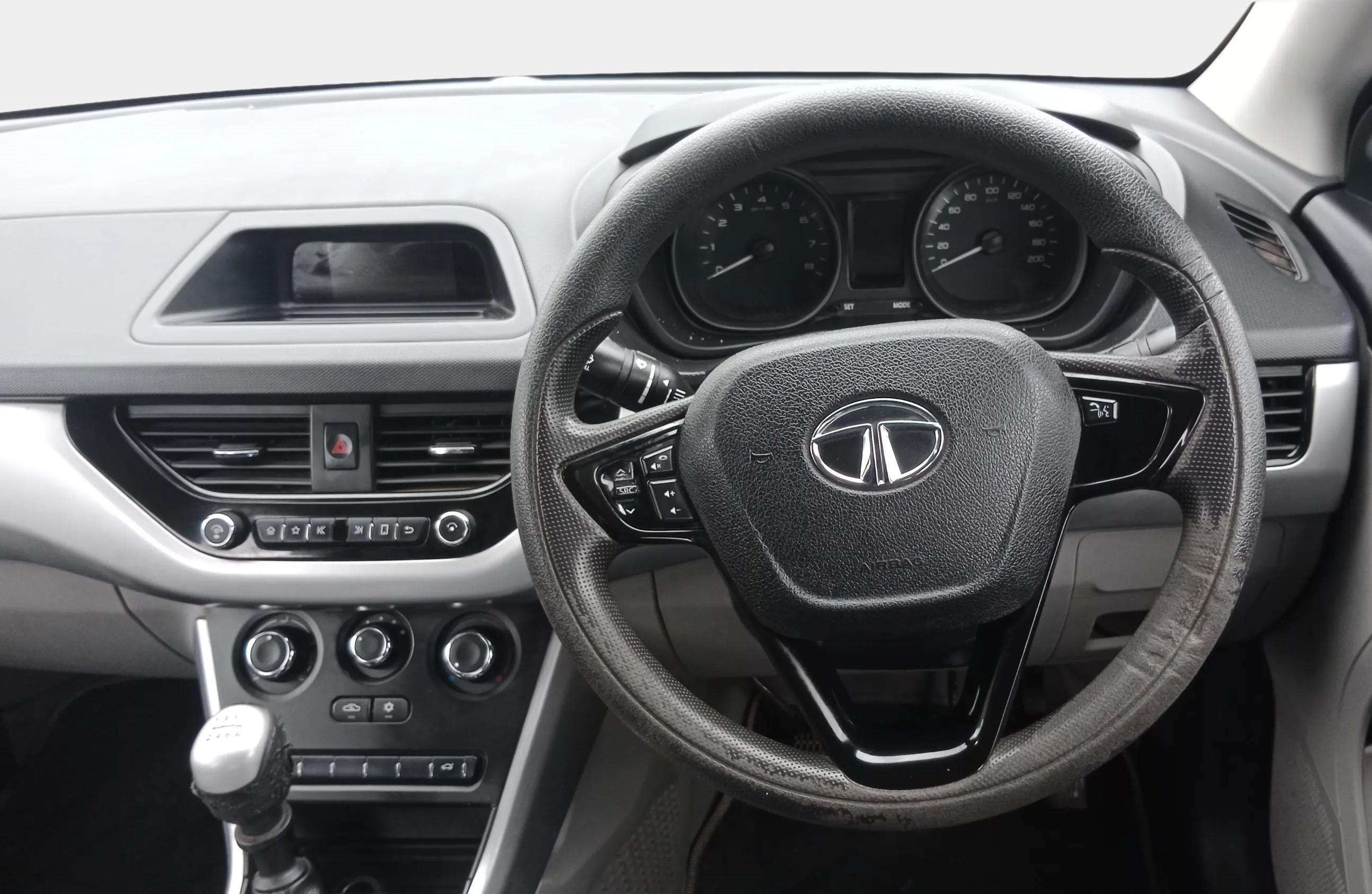 Steering-wheel-close-up-29