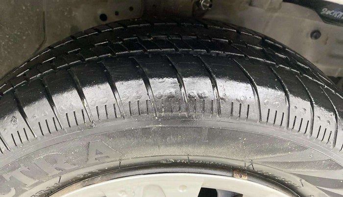 2015 Honda Brio S MT, Petrol, Manual, 43,414 km, Right Front Tyre Tread