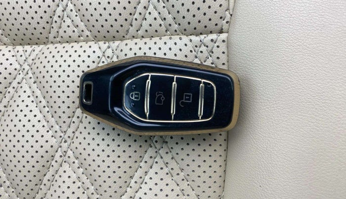 2017 Mahindra XUV500 W10 AT, Diesel, Automatic, 74,720 km, Key Close Up