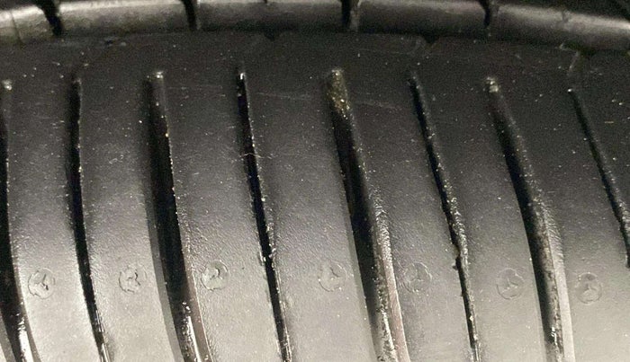 2017 Mahindra XUV500 W10 AT, Diesel, Automatic, 74,720 km, Right Front Tyre Tread