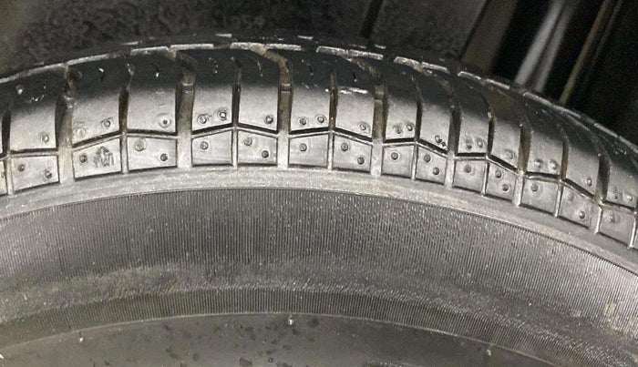 2015 Maruti Swift LXI (O), Petrol, Manual, 40,780 km, Right Rear Tyre Tread