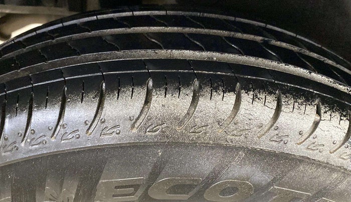 2015 Maruti Swift LXI (O), Petrol, Manual, 40,780 km, Left Front Tyre Tread