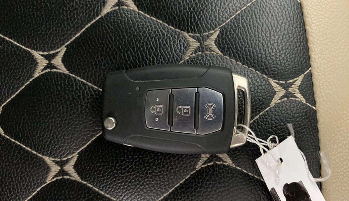 2019 Mahindra XUV300 W6 1.2 PETROL, Petrol, Manual, 26,329 km, Key Close Up