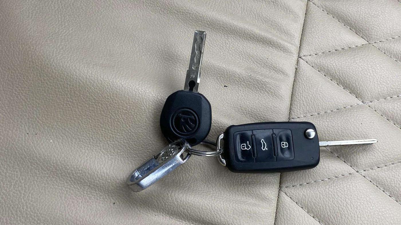 2016 Skoda Rapid AMBITION 1.6 MPI MT, Petrol, Manual, 20,031 km, Key Close Up