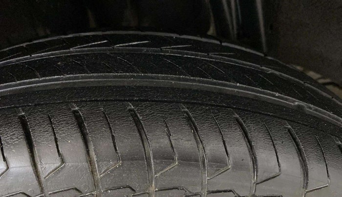 2019 Renault TRIBER RXZ, Petrol, Manual, 51,071 km, Right Rear Tyre Tread