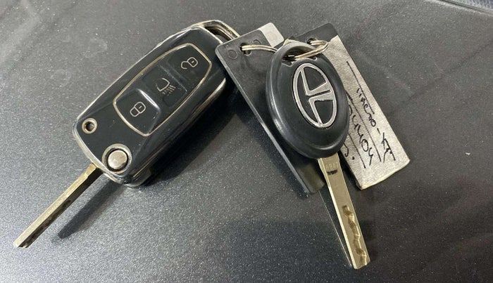 2024 Tata Tiago XT PETROL, Petrol, Manual, 10,964 km, Key Close Up
