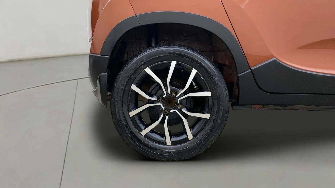 2016 Mahindra Kuv100 K8 6 STR, Petrol, Manual, 40,897 km, Right Rear Wheel