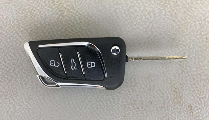2016 Mahindra Kuv100 K8 6 STR, Petrol, Manual, 40,897 km, Key Close Up