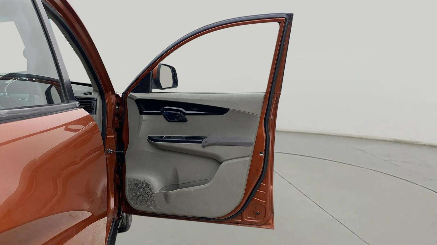 2016 Mahindra Kuv100 K8 6 STR, Petrol, Manual, 40,897 km, RHS Front Door