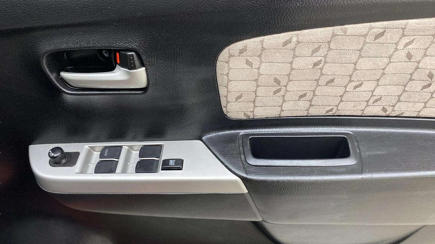2016 Maruti Wagon R 1.0 VXI, Petrol, Manual, 30,100 km, Driver Side Door Panels Control