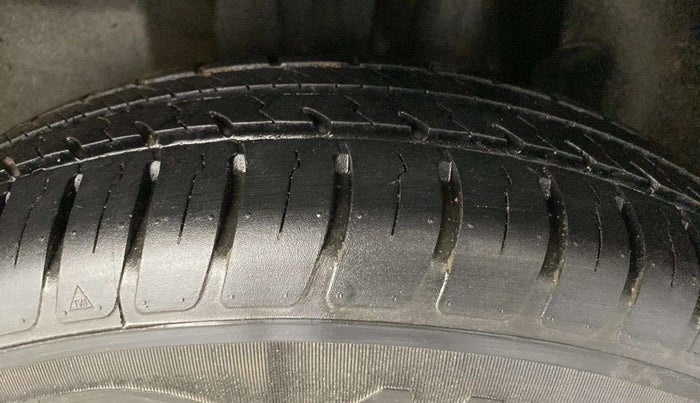 2019 Maruti Swift VXI, CNG, Manual, 44,335 km, Left Rear Tyre Tread