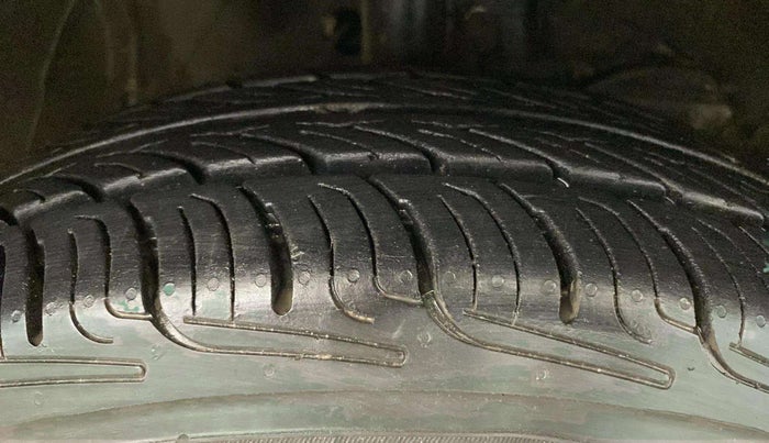 2019 Maruti Swift VXI, CNG, Manual, 44,335 km, Right Front Tyre Tread