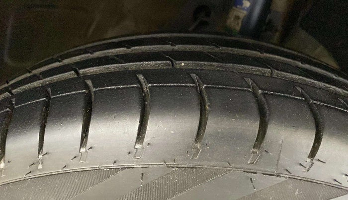 2019 Maruti Swift LXI, Petrol, Manual, 75,667 km, Right Front Tyre Tread