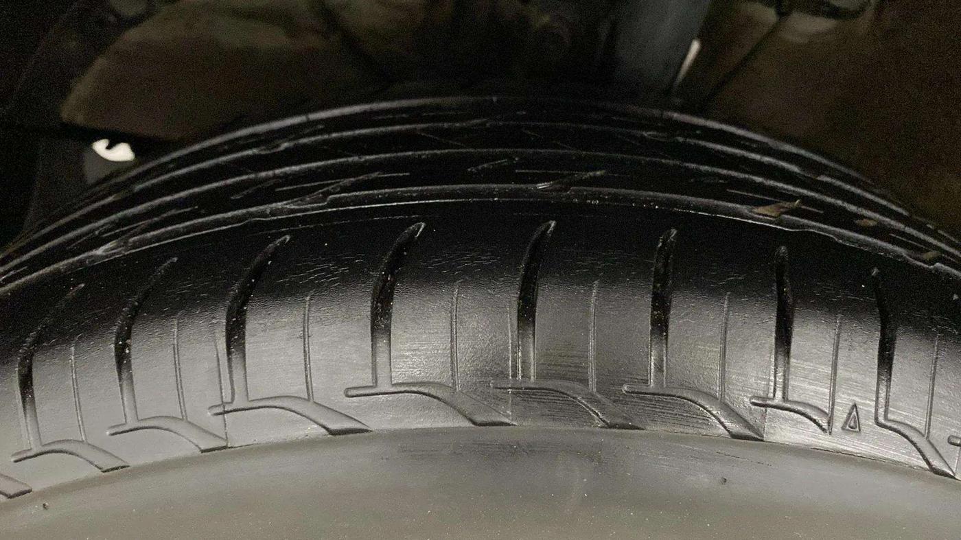 2019 Maruti XL6 ALPHA AT, Petrol, Automatic, 79,903 km, Left Front Tyre Tread