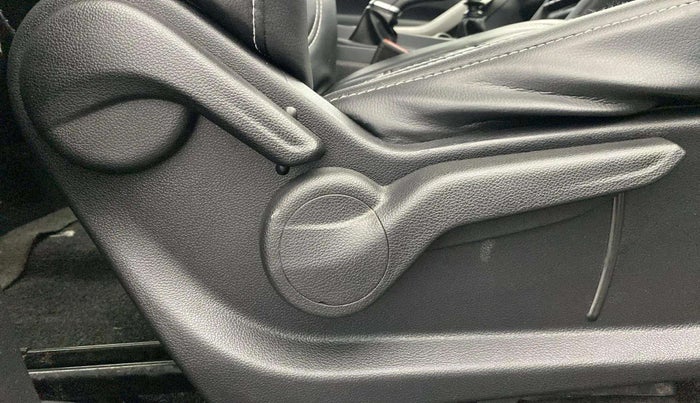 2022 Mahindra XUV700 MX D MT 5 STR, Diesel, Manual, 58,937 km, Driver Side Adjustment Panel