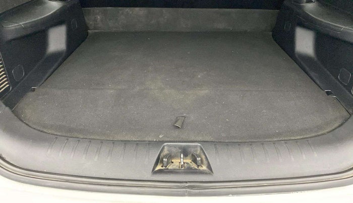 2022 Mahindra XUV700 MX D MT 5 STR, Diesel, Manual, 58,937 km, Boot Inside