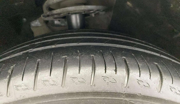 2022 Mahindra XUV700 MX D MT 5 STR, Diesel, Manual, 58,937 km, Right Front Tyre Tread