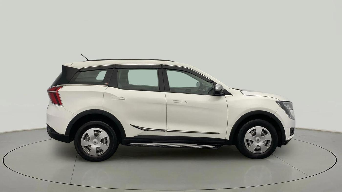 2022 Mahindra XUV700 MX D MT 5 STR, Diesel, Manual, 58,937 km, Right Side View