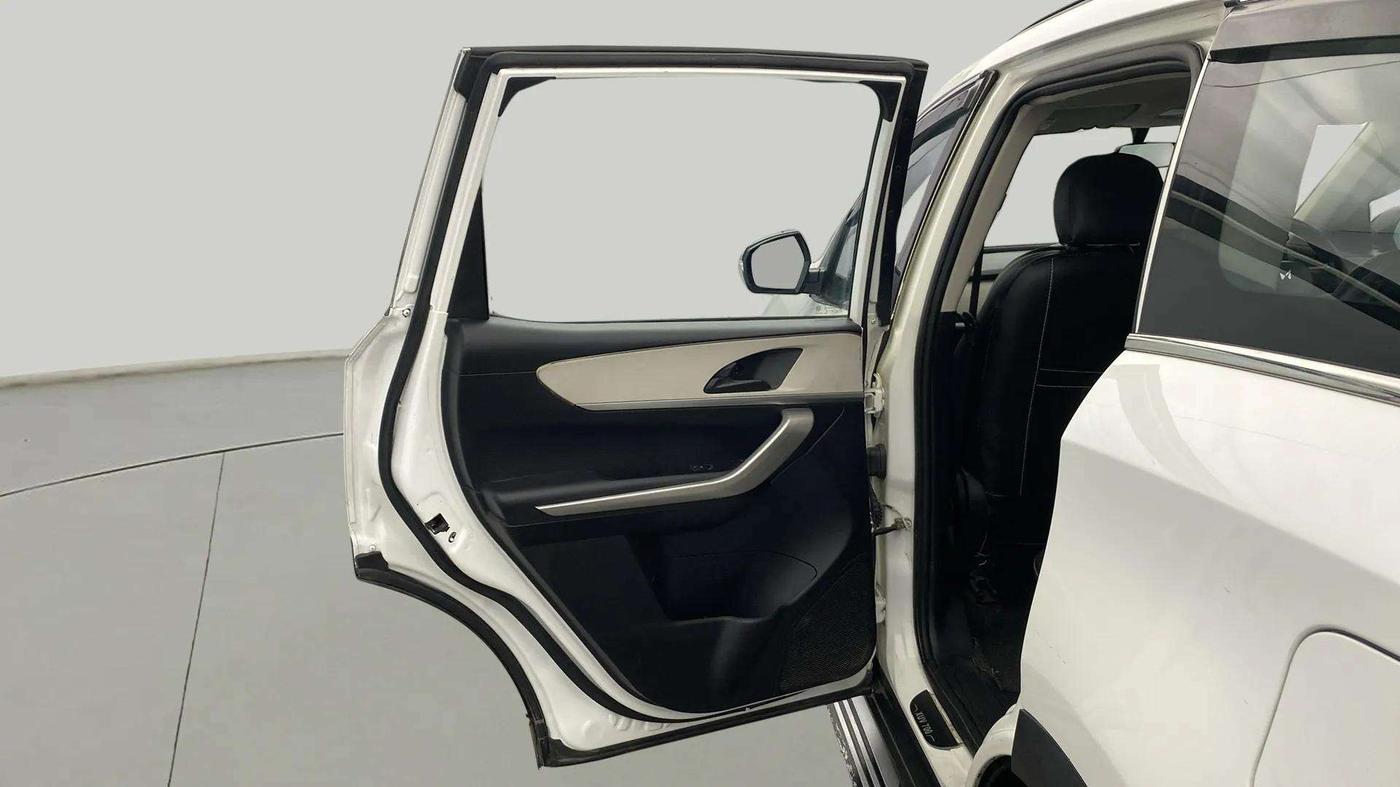 2022 Mahindra XUV700 MX D MT 5 STR, Diesel, Manual, 58,937 km, LHS Rear Door