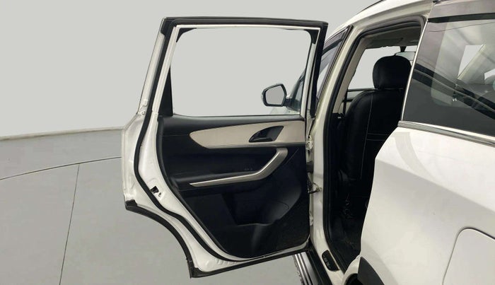 2022 Mahindra XUV700 MX D MT 5 STR, Diesel, Manual, 58,937 km, LHS Rear Door