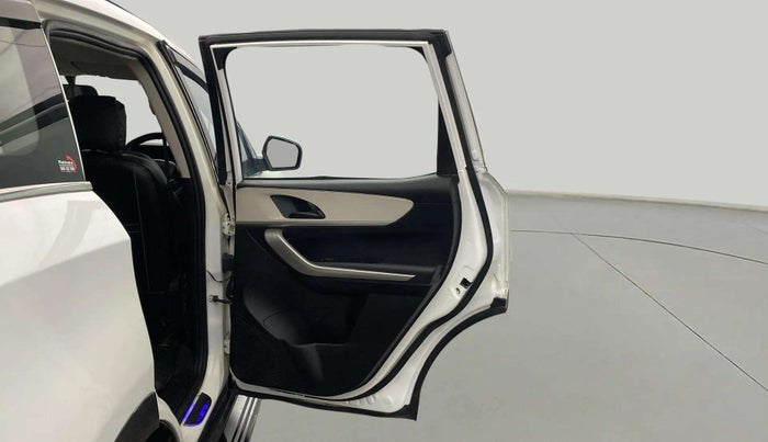 2022 Mahindra XUV700 MX D MT 5 STR, Diesel, Manual, 58,937 km, RHS Rear Door