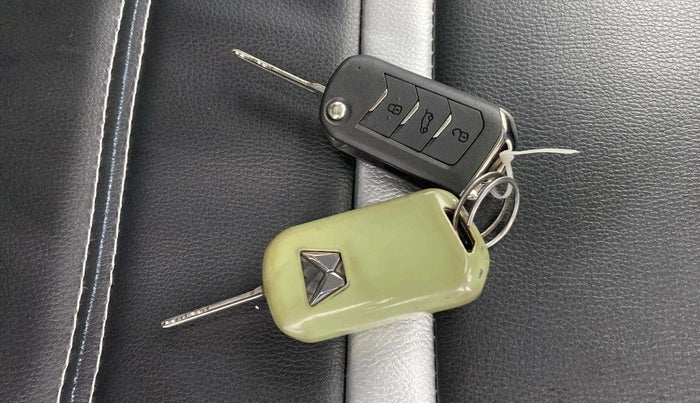 2022 Mahindra XUV700 MX D MT 5 STR, Diesel, Manual, 58,937 km, Key Close Up