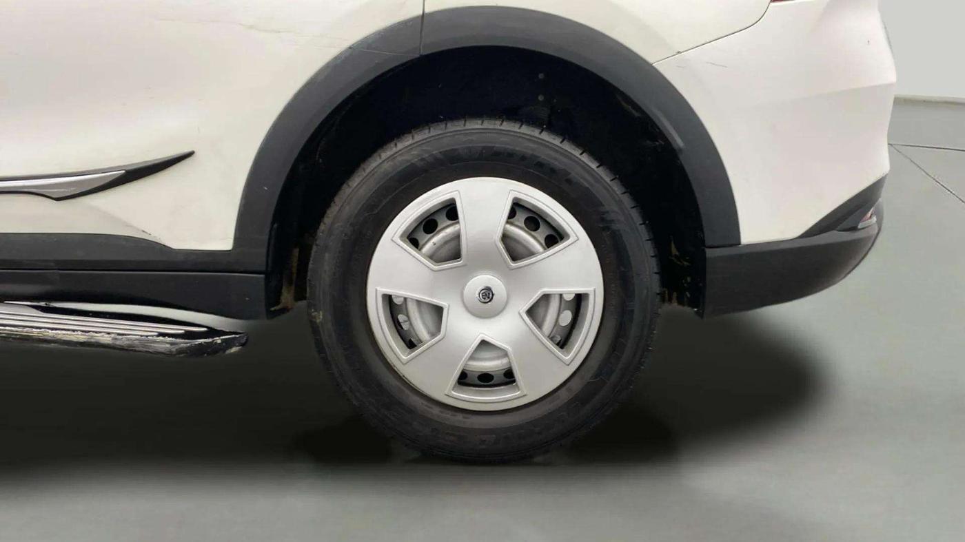 2022 Mahindra XUV700 MX D MT 5 STR, Diesel, Manual, 58,937 km, Left Rear Wheel