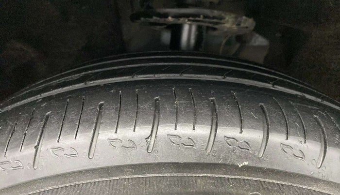 2022 Mahindra XUV700 MX D MT 5 STR, Diesel, Manual, 58,937 km, Left Front Tyre Tread