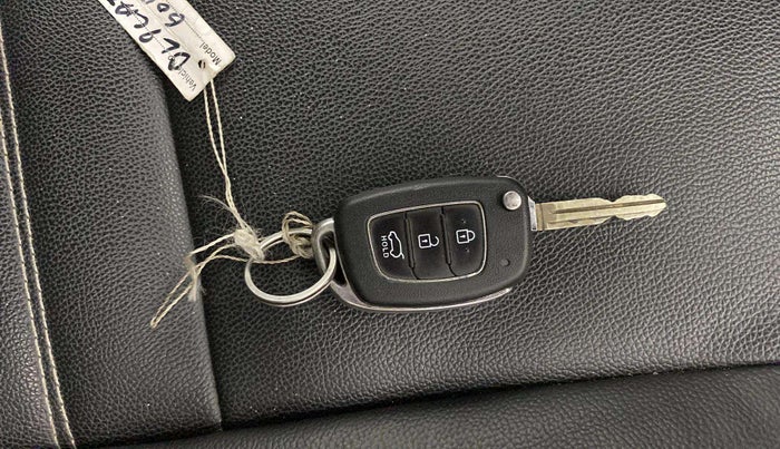 2020 Hyundai VENUE S 1.2, Petrol, Manual, 54,532 km, Key Close Up
