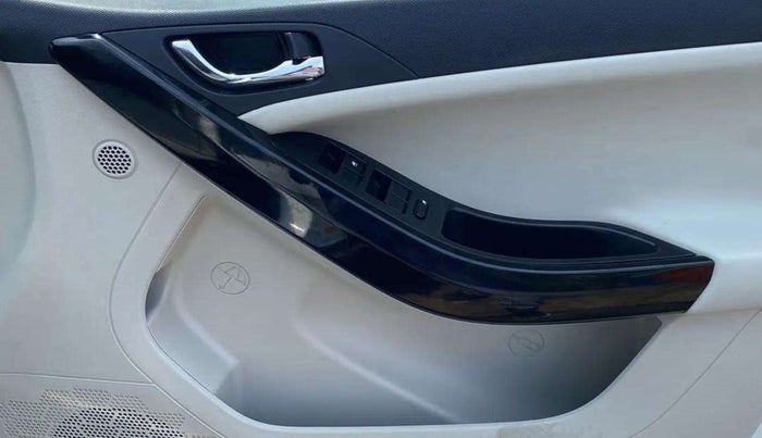 2023 Tata NEXON XZ PLUS LUXURY SUNROOF PETROL, Petrol, Manual, 52,154 km, Driver Side Door Panels Control