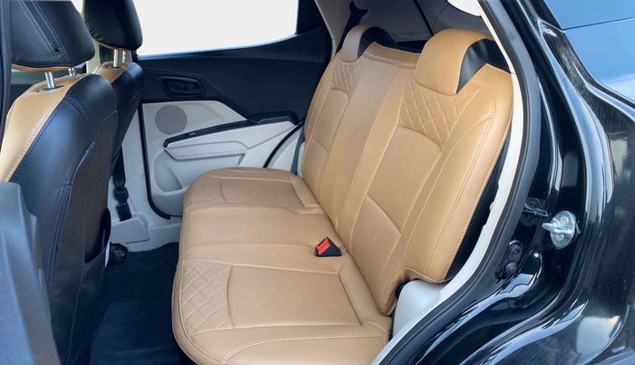 2023 Mahindra XUV300 W6 1.2 PETROL, Petrol, Manual, 17,192 km, Right Side Rear Door Cabin